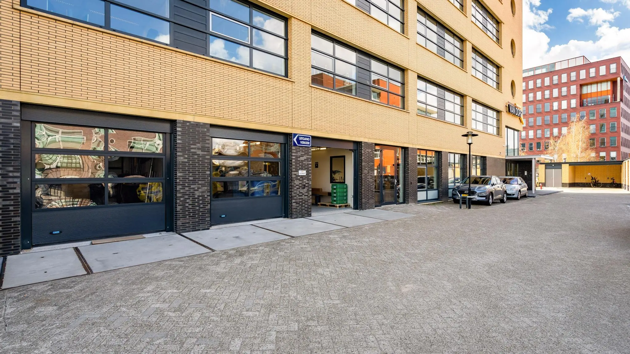 Bedrijfsgebouw aan de Fascinatio Boulevard met parkeergelegenheid en meerdere garage-ingangen.